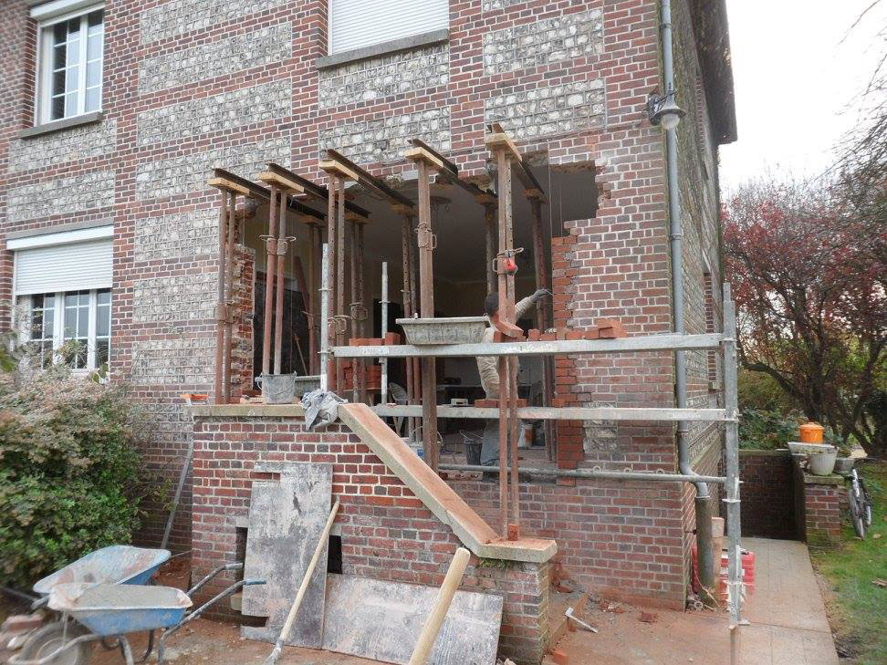 Façade de maison en rénovation avec ouverture de mur porteur.