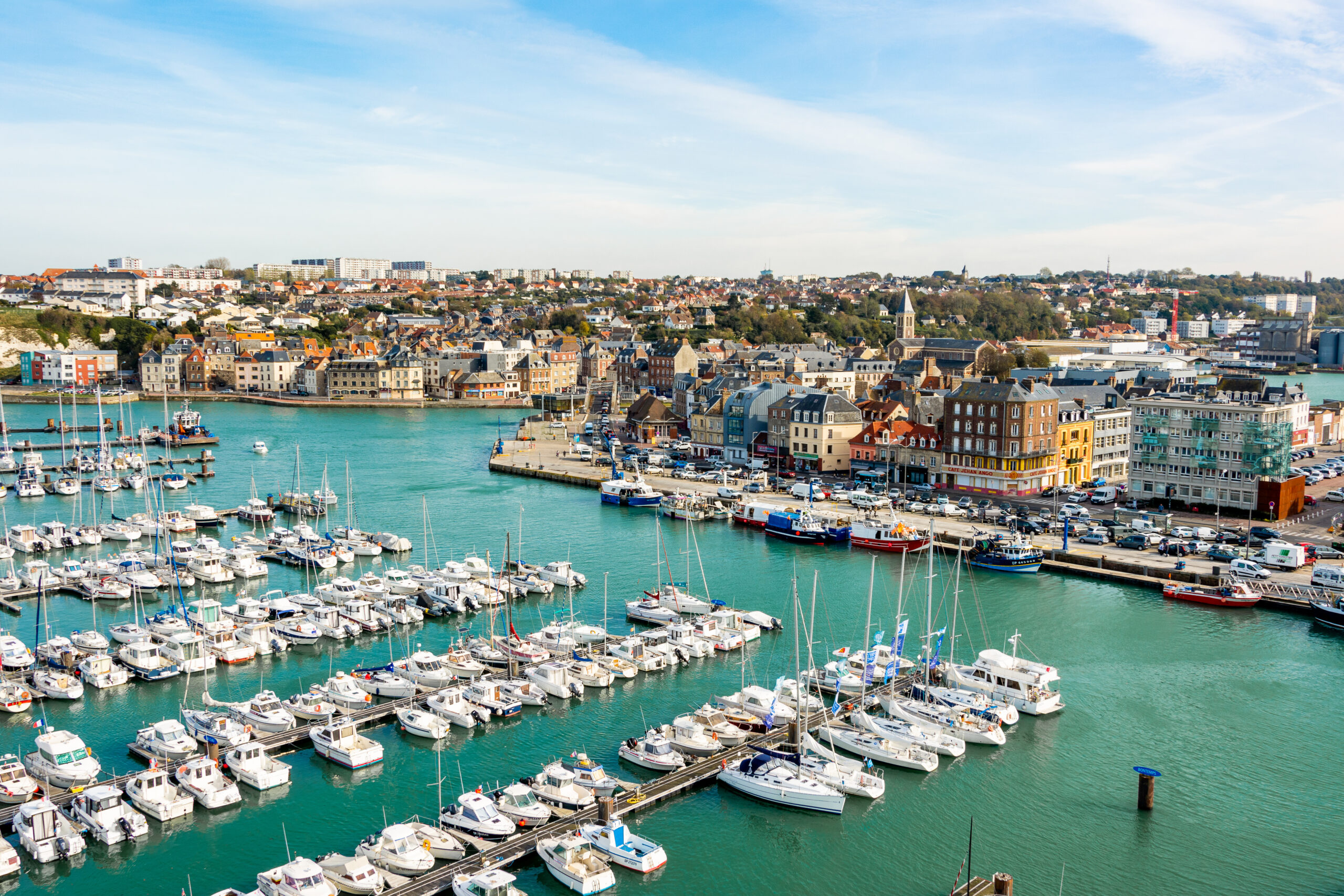 Port de Dieppe vu du ciel, avec des bateaux stationnés ou interviennent des maçon Dieppe
