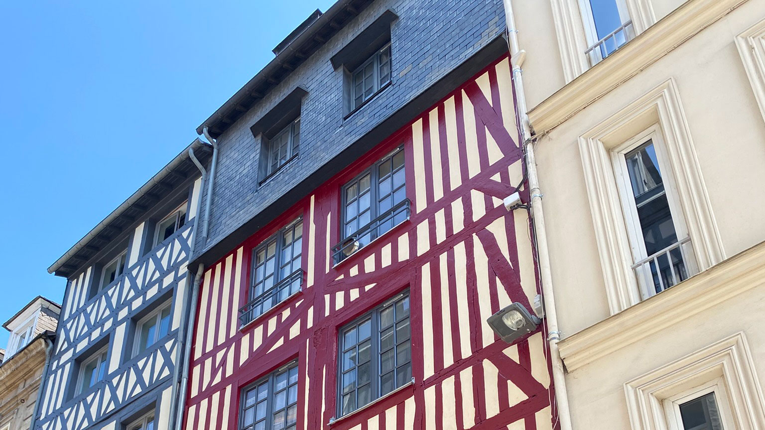 Devanture de maison à colombage en Haute-Normandie, après une rénovation de façade