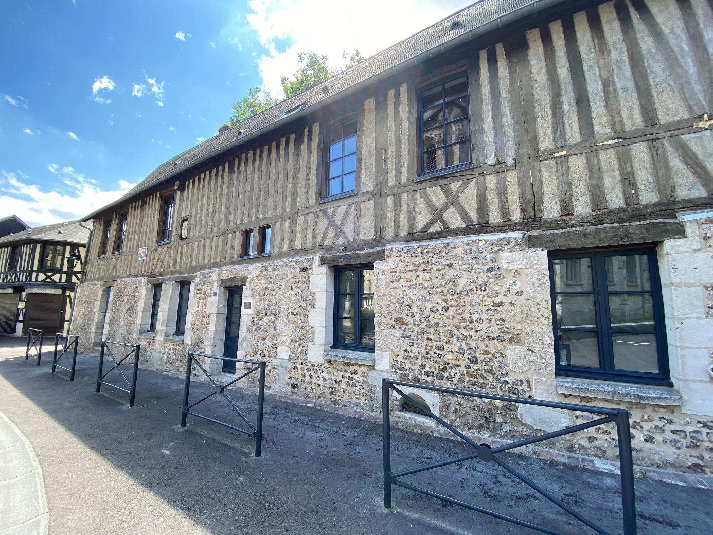 Maison à colombage avec une rénovation de façade à l'enduit à la chaud en Normandie