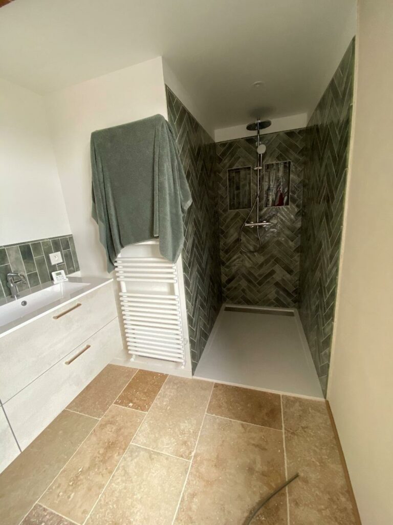 Photo d'une salle de bain réalisée par un carreleur à Rouen